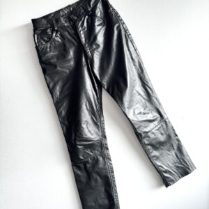 Pantalón negro cuero tiro alto